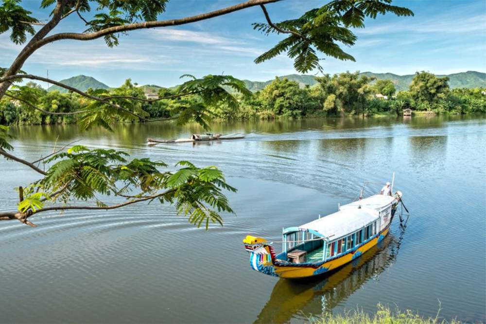 שיט ערב בנהר הבושם ושירת 'קא הואה'